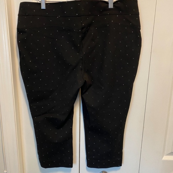 Women’s XL embellished capris - Picture 4 of 5